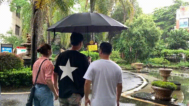 イザという時に大きな傘があれば、体や荷物も濡れません。友人や家族と一緒に雨を凌げます。