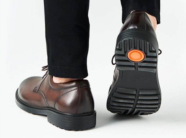 更に靴底中央に施した円形クッションが衝撃を吸収し、快適な歩行をサポートします。