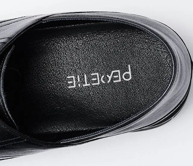 靴の内側とインソールは、柔らかくて上質な豚革を使用し、足を快適に包みこみます。