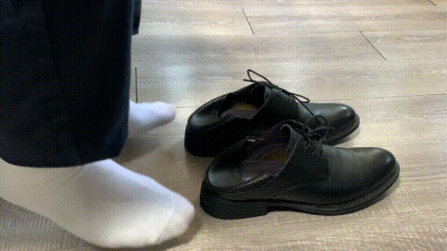カカトを潰すように靴に足を入れるだけ、カカトは自然と折り曲がり、スリッパのように靴を履くことができます。