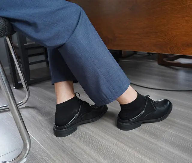ビジネスシーンで

革靴の締め付けが苦手なビジネスパーソンには、オフィスでのデスクワークで足元の締め付けを忘れて仕事に集中、休憩中には足元から体を緩めてゆったりお過ごしください。