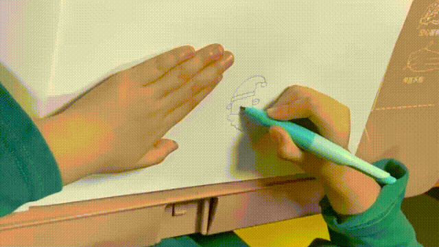 通常の鉛筆より少し太くて、グリップ部分には指の腹（指先）がフィットする溝があるため、自然に快適に文字を書けるように握ることができます。

鉛筆を持つだけで自然に正しいに握り方をサポートできるのでお子様の文字練習や学習に適しています。