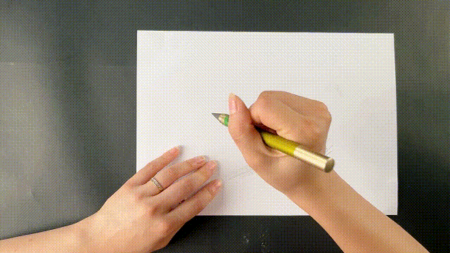 それでありながら、高圧縮生成した芯は非常に折れにくいのが特徴です。

鉛筆の芯と同じ黒鉛芯を使用しているため、鉛筆のように筆圧によって書き味が変わります。書いた文字は消しゴムで消すことができます。