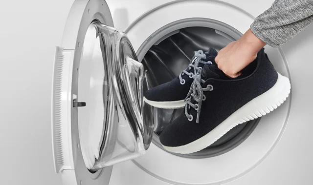 洗濯機で丸ごと洗えるから、お手入れは超簡単です。普段は家事や仕事で忙しくて、靴まで丁寧に洗っている時間がないという方をサポートします。

※洗濯機で洗う際には、シューズについた汚れを軽く落としてください。洗濯機の内部が小さな石やガムなどの汚れによって、傷つく危険性がございます。

また、シューズは洗濯ネットに入れてから、洗うようにしてください。

伸びたりする恐れがあるので、洗濯機の乾燥機能は使用しないでください。