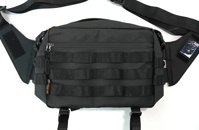 バッグの前面にあるジッパー式のポケットにはスマホや財布などよく使う貴重品を分けて収納刷るのに便利です。
