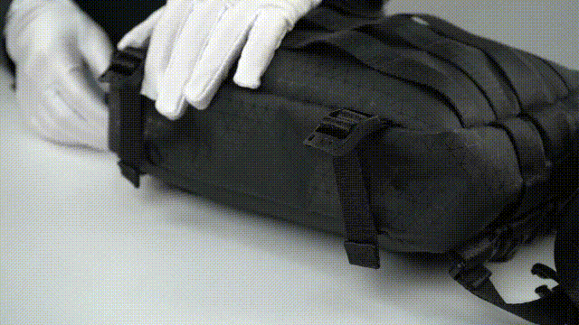 バッグの底には2つのストラップで固定できる収納が付属しています。
三脚や傘などを固定すれば、メインコンパートメントの収納に影響なく大きなものも持ち運ぶことができます。