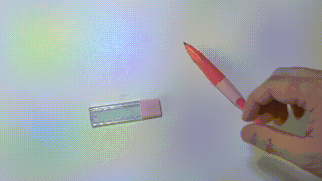 芯先が丸まってきて、細い線を書きたい時には付属の芯先削りをご利用ください。芯先を当てて軽く回すと芯先を尖らせることができます。