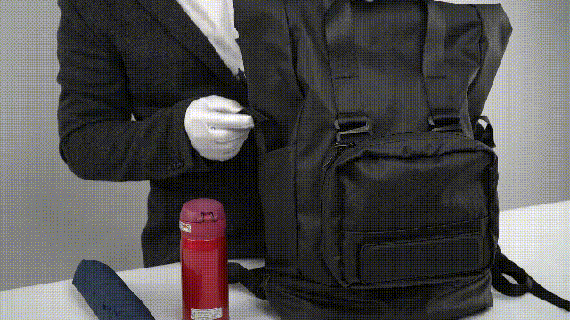 バックパックの左右のポケットには傘やドリンクボトルなどすぐに出し入れするアイテムを収納してください。