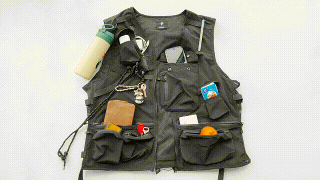 バッグ要らずの収納力を誇るライトベスト、11個のポケットを搭載、背中にはA４サイズまで収納可能